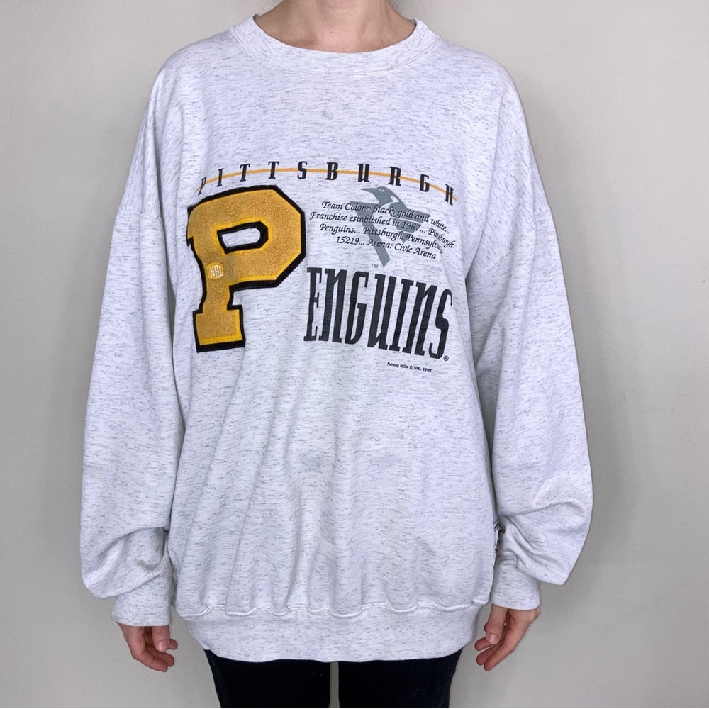 Vintage NHL Pittsburg Penguins Hockey Nutmeg Mills CCM graphic sweatshirt. 🩶
